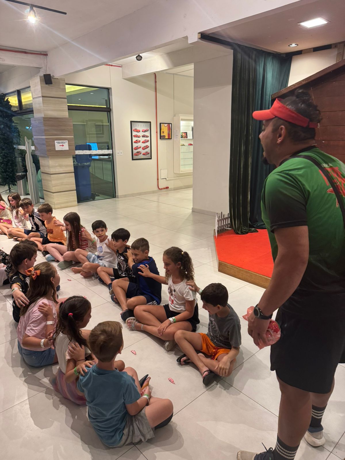 Crianças em confraternização com equipe de recreação em área externa