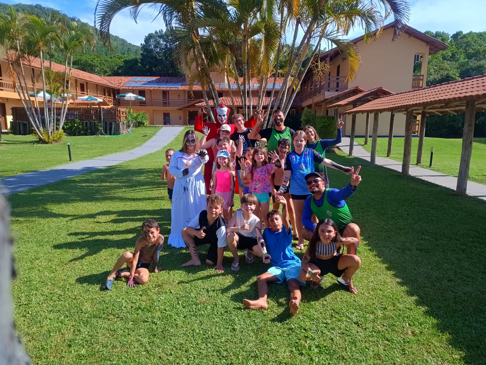 Crianças fantasiadas e caracterizadas em brincadeira temática ao ar livre