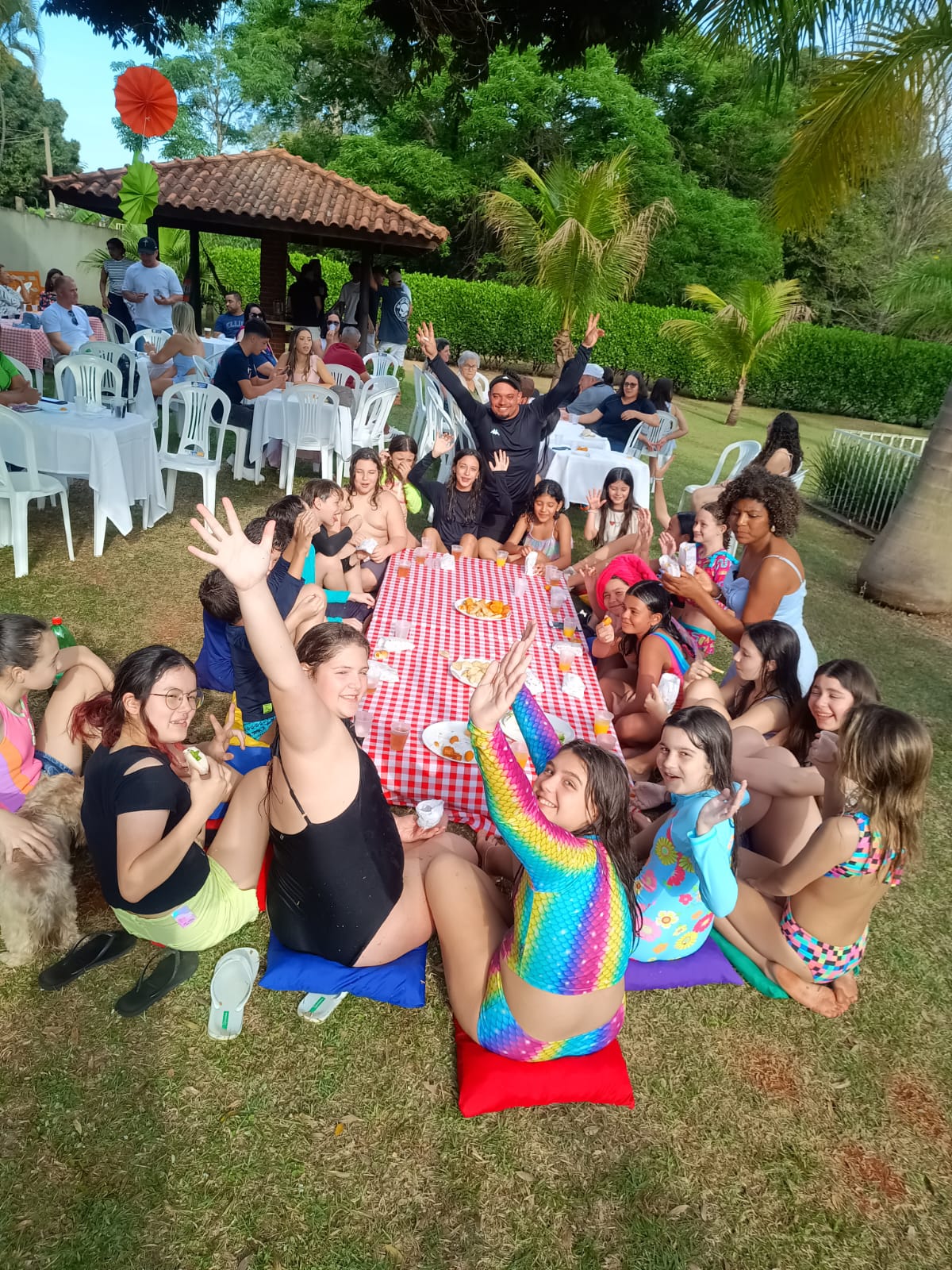 Grupo de crianças e equipe de recreação em atividade ao ar livre