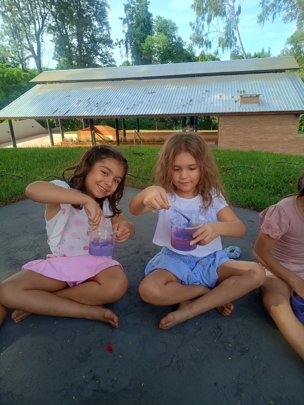 Crianças fazendo atividade de slime ao ar livre